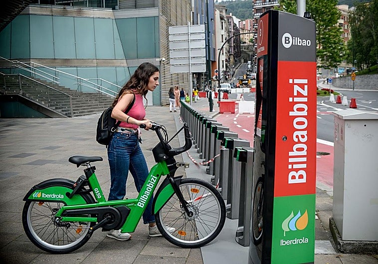 Bilbaobizi impone dos penalizaciones al día por hacer un mal uso de las bicicletas